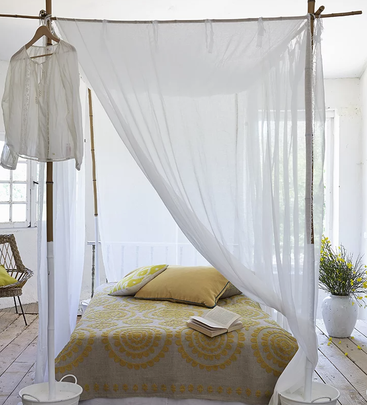 Build a bamboo baldashon bed dressed in a net.